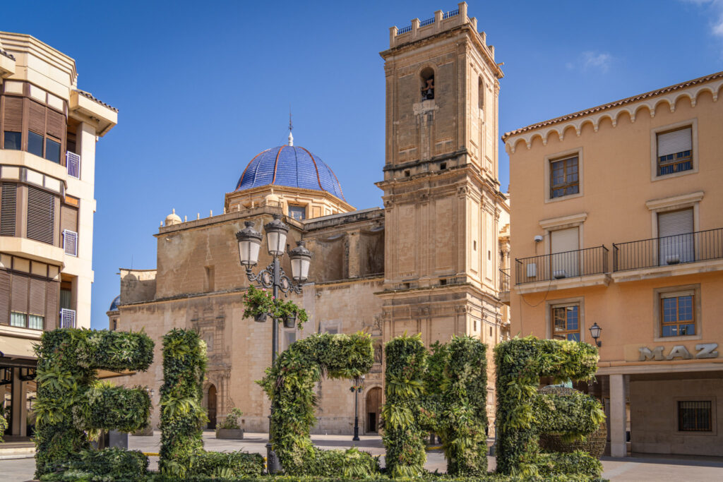 Elche's Basílica de Santa María and iconic green letter sculpture, Costa Blanca